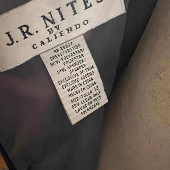 Elegant Grey Evening Dress with Leaf Embellishments - Picture 4 of 6